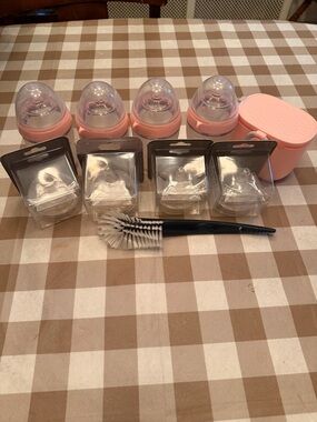 Comotomo Pink Baby Bottle Feeding Set 8 oz bottles New